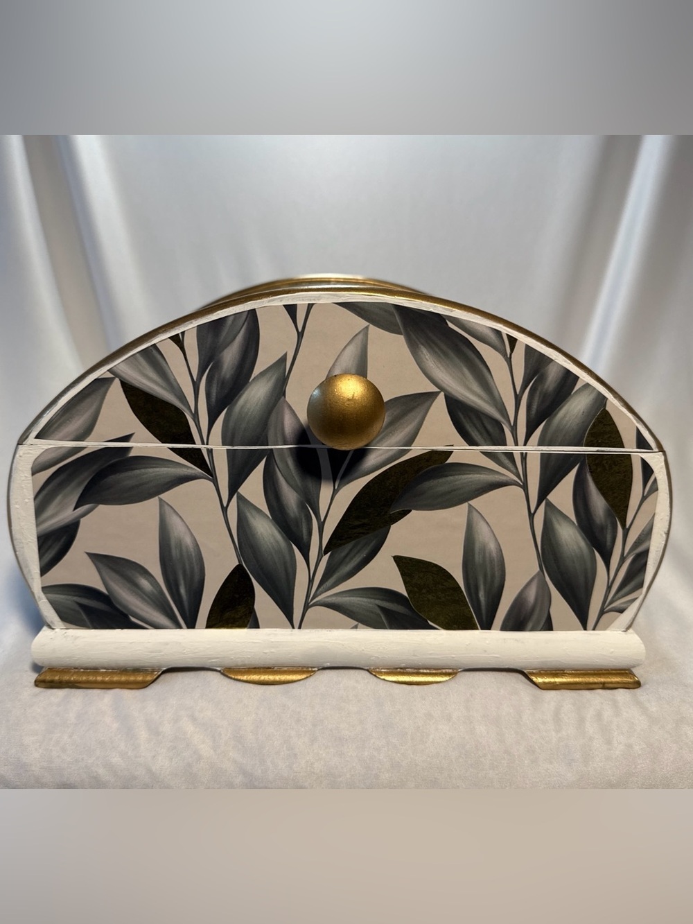 Unique Vintage Arched Leaf Pattern Decorative Jewelry Box with Gold Accents